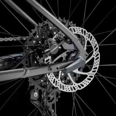 Parte traseira de bicicleta com disco de travão e câmbio em detalhe