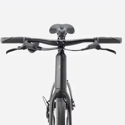 Bicicleta preta vista de frente com guiador reto e selim ergonómico
