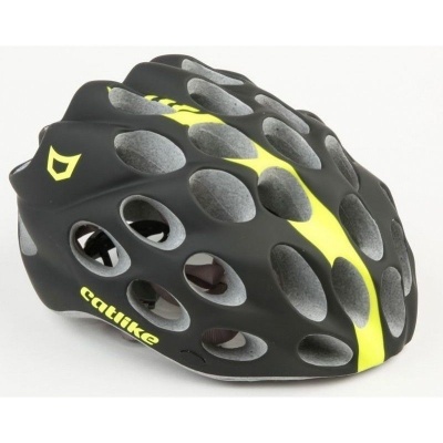 Capacete de ciclismo preto com detalhes amarelos e aberturas de ventilação