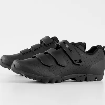 Sapatilhas de ciclismo pretas com três tiras de velcro e sola com cravos