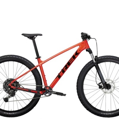 Bicicleta de montanha vermelha e preta com pneus pretos e suspensão dianteira