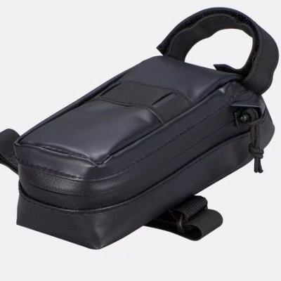 Bolsa pequena preta com fecho e alça acolchoada