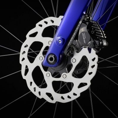 Roda de bicicleta com disco de travão e garfo azul em fundo negro