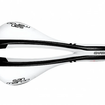 Selim de bicicleta branco e preto com orifício central e escrita 'CARRIER FX'.