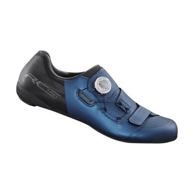 Sapato de ciclismo azul e preto com fecho de rosca e tira de velcro