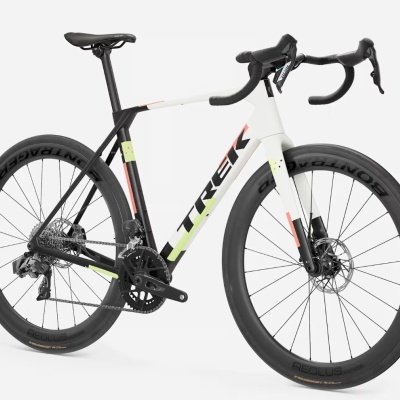Bicicleta de estrada preta, branca e verde com rodas Bontrager e marca TREK.