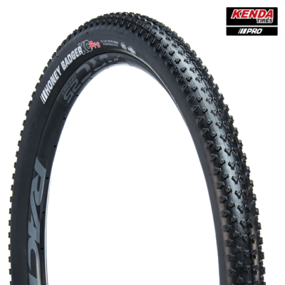 Pneu de bicicleta preto Kenda Honey Badger G Pro com cravos elevados, texto e logótipo Kenda Tires Pro