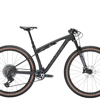 Bicicleta de montanha preta com pneus castanhos claros vista de lado