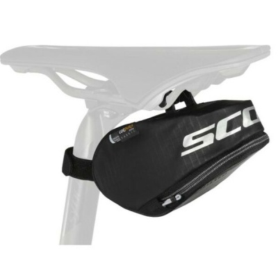 Bolsa de selim preta de bicicleta com fecho de correr cinza e branca, fixada sob o selim.