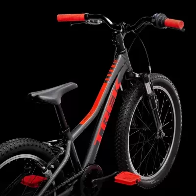 Bicicleta de montanha preta com detalhes vermelhos e logotipo TREK