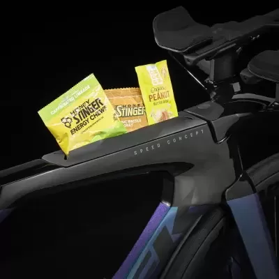 Pacotes amarelos de Energy Chew Clif Shot em bicicleta preta