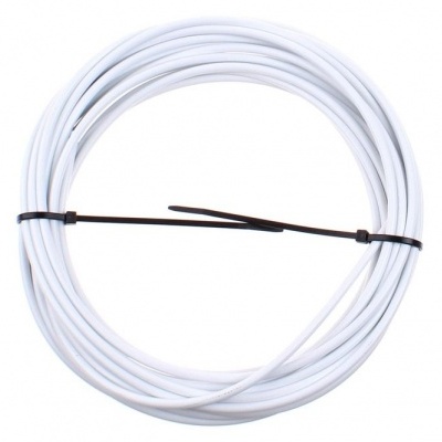 Cabo branco enrolado e preso com fitas pretas