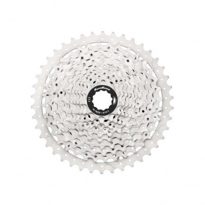 Cassete de bicicleta prateado com 12 velocidades e centro preto com texto