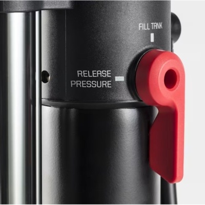 Equipamento preto e metálico com alavanca vermelha e texto branco