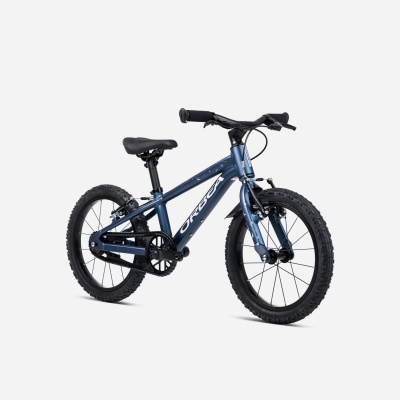 bicicleta infantil azul escura com pneus pretos