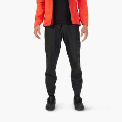 Calças desportivas pretas com logótipo pequeno na perna esquerda