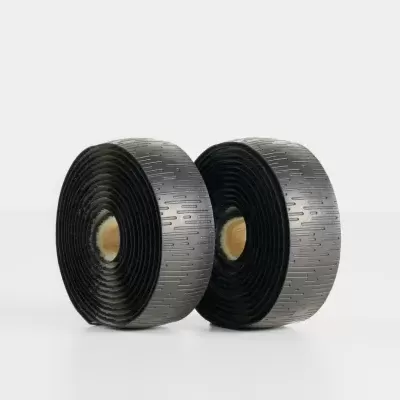 Duas bobinas de fita adesiva preta e cinza metalizado
