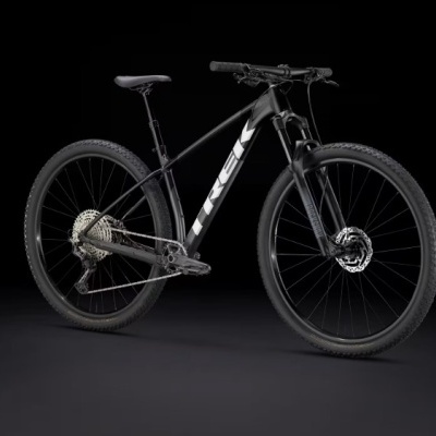 Bicicleta de montanha Trek preta com letras brancas em fundo preto