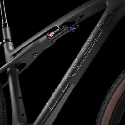 Bicicleta de montanha preta com quadro em carbono e pneus castanhos