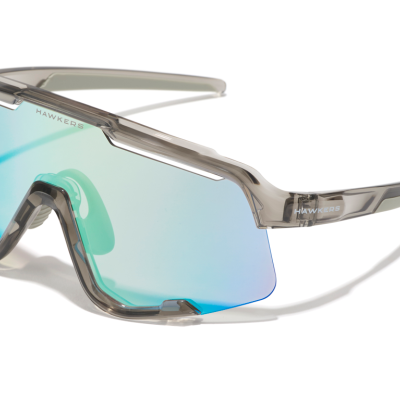 Óculos desportivos cinzentos com lentes azuis esverdeadas espelhadas e marca 'HAWKERS'