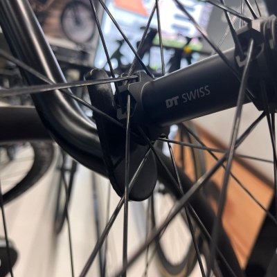 Roda de bicicleta com eixo DT SWISS e raios pretos