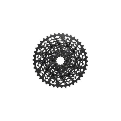 Cassete preta de bicicleta com múltiplas engrenagens sobre fundo branco