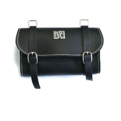 Mala preta em couro sintético com fivelas e letras DFH