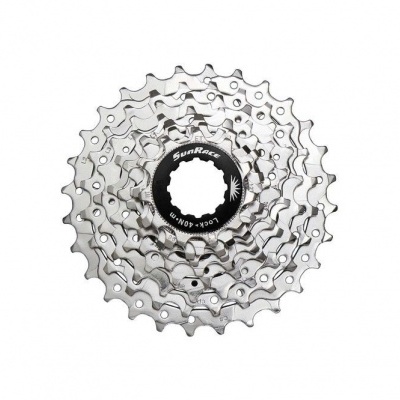 Cassete de bicicleta prateado com centro preto e inscrições SunRace em fundo branco