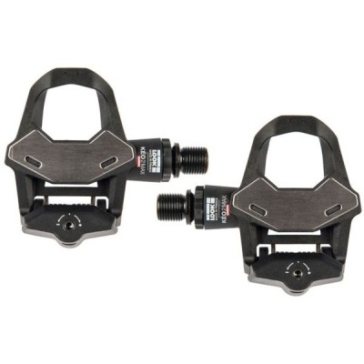 Par de pedais de bicicleta de estrada pretos com etiquetas