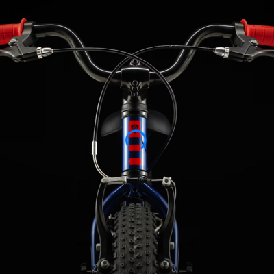 Guiador e parte dianteira de bicicleta com punhos vermelhos e logo azul e vermelho