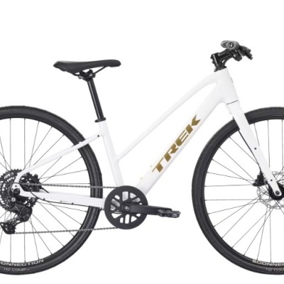 Bicicleta branca TREK com banco preto e travões de disco em fundo branco