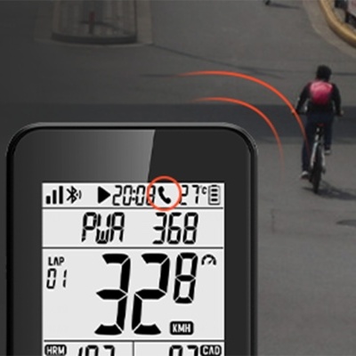 Ecrã digital com dados de velocidade e ciclista numa rua ao fundo