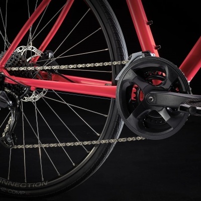 Bicicleta estrada vermelha focada na roda traseira, corrente e pedaleira