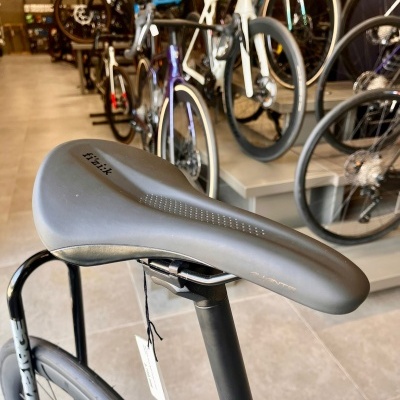 Selim de bicicleta preto modelo Aliante da marca fizik numa loja de bicicletas