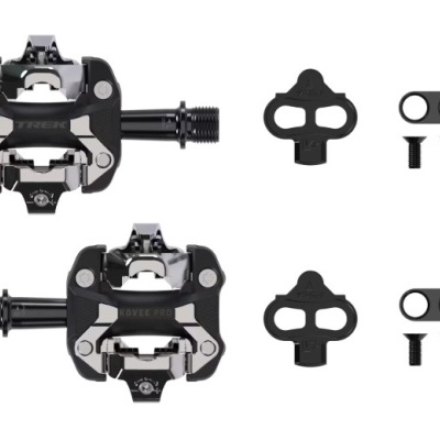 Pedais de bicicleta pretos com parafusos e calas separadas