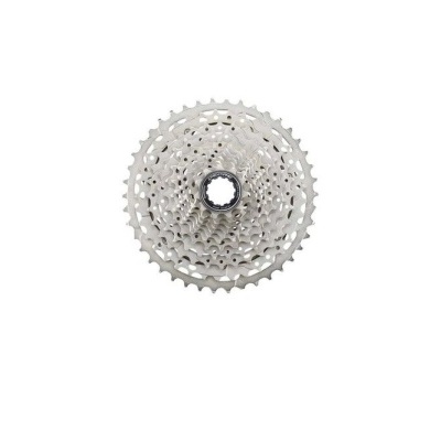 Cassete de bicicleta prateado com várias engrenagens empilhadas