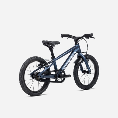 Bicicleta infantil azul escuro com pneus pretos e quadro com o texto ORBEA