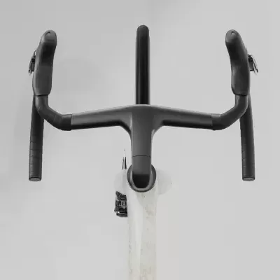 Guiador de bicicleta de estrada preto montado num tubo de direção branco