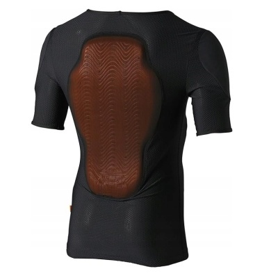 Camisola preta com proteção castanha nas costas