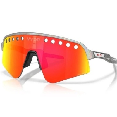 Óculos de sol desportivos com lentes vermelhas e armação prateada