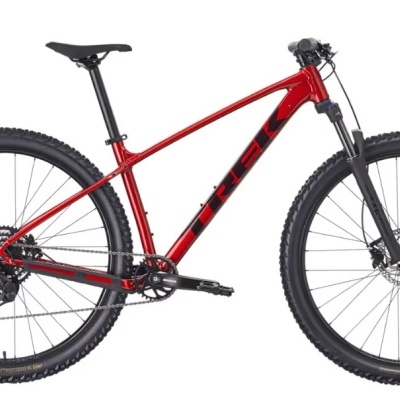 Bicicleta de montanha TREK vermelha com pneus grossos pretos