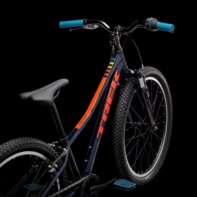 Bicicleta de montanha azul e laranja com pneus largos e punhos azuis.