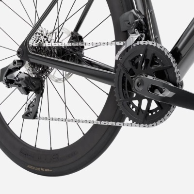 Roda traseira de bicicleta preta com corrente prateada e componentes mecânicos