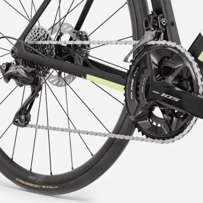 Parte traseira de bicicleta de estrada preta com detalhes verdes e rodas de carbono