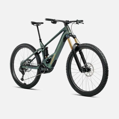 Bicicleta de montanha elétrica verde escuro Orbea com suspensão dianteira dourada e preta