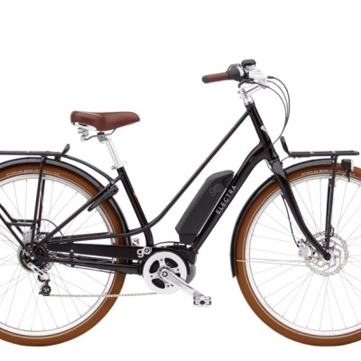 Bicicleta elétrica Electra preta com pneus castanhos e bagageiros