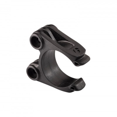 Peça metálica preta com dois orifícios em fundo branco