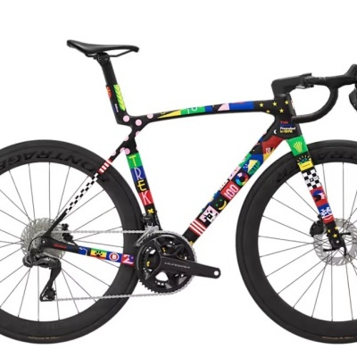 Bicicleta de estrada com quadro colorido e pneus pretos em fundo branco