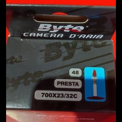 Embalagem preta da câmara de ar Byte com válvula Presta e indicação 700X23/32C.