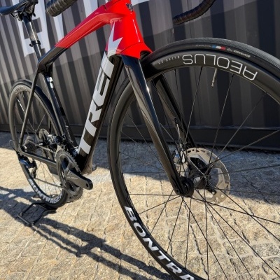 Bicicleta de estrada TREK preto e vermelho com rodas BONTRAGER e travões de disco